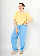 Melly trägt hier Holly in Babyblau Größe L & das Oberteil Gerda aus Velvet gelb 