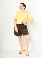 Melly trägt hier Gerda Velvet gelb in Größe M & die kurze Hose Kira in braun Größe M