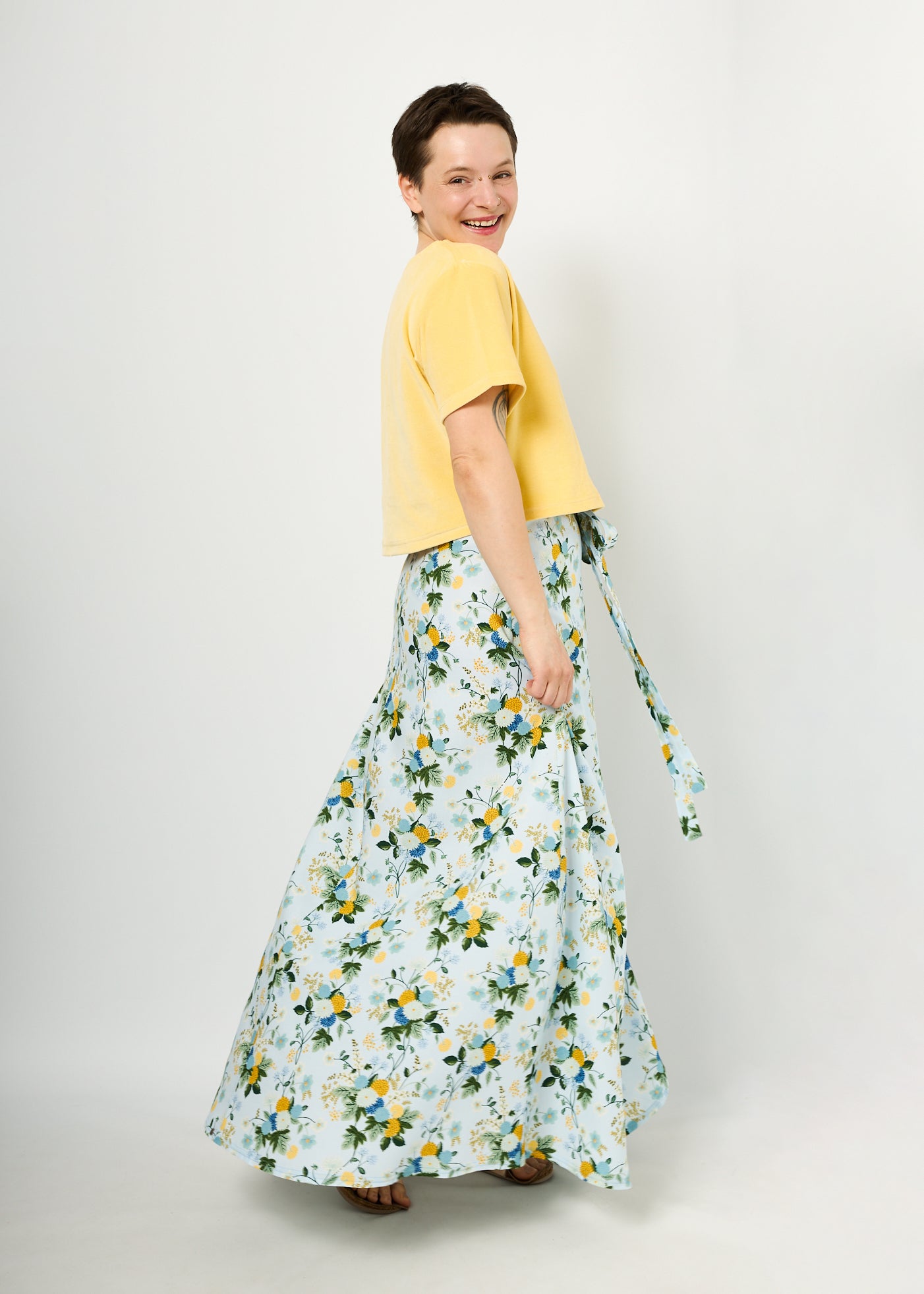 Melly trägt die Wanda in Blütentanz Größe L + 5cm 