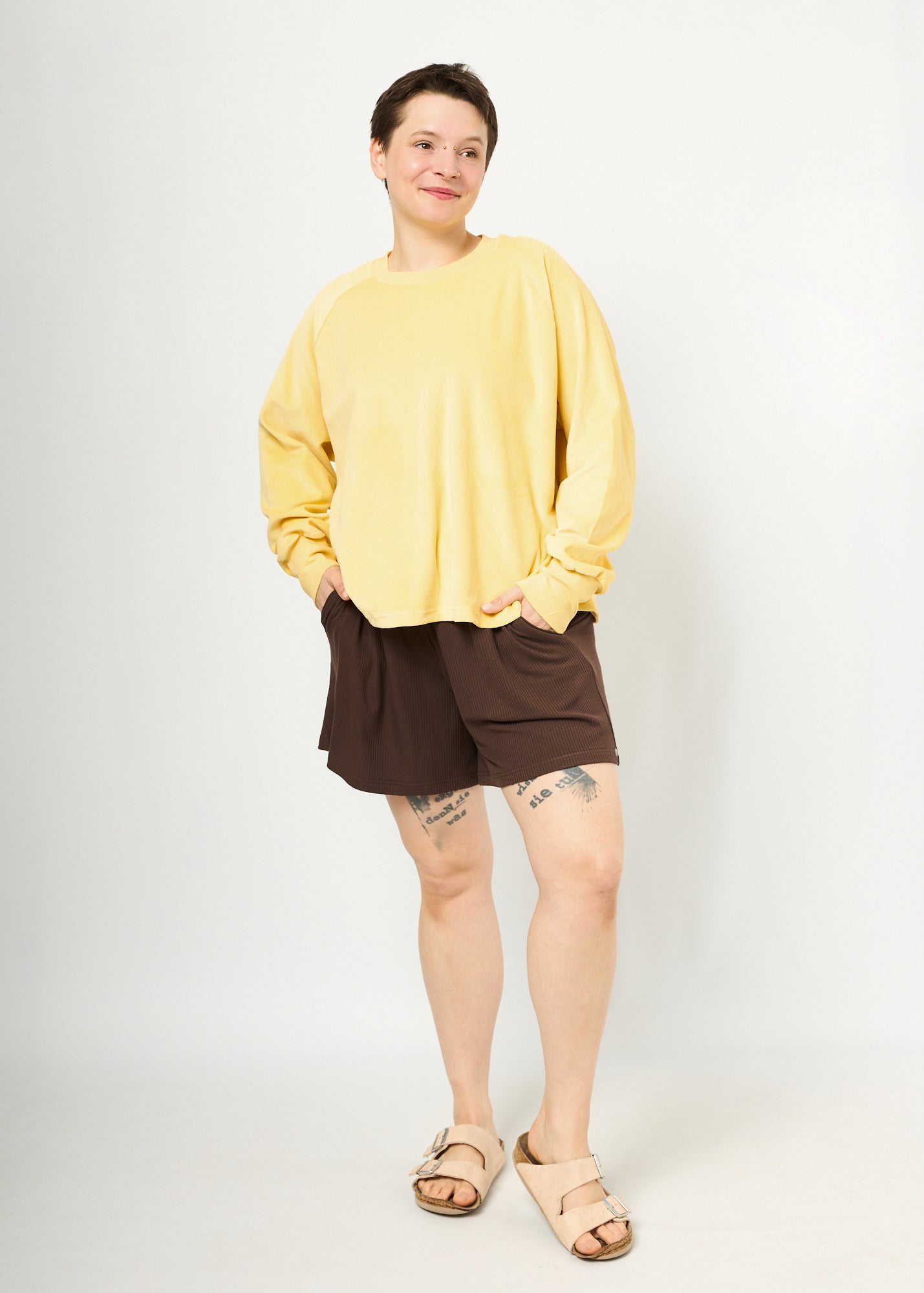 Melly trägt hier Regina Größe XL in gelb und Kira kurze Hose in Rippjersey braun Größe M