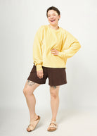 Melly trägt hier Regina Größe XL in gelb und Kira kurze Hose in Rippjersey braun Größe M