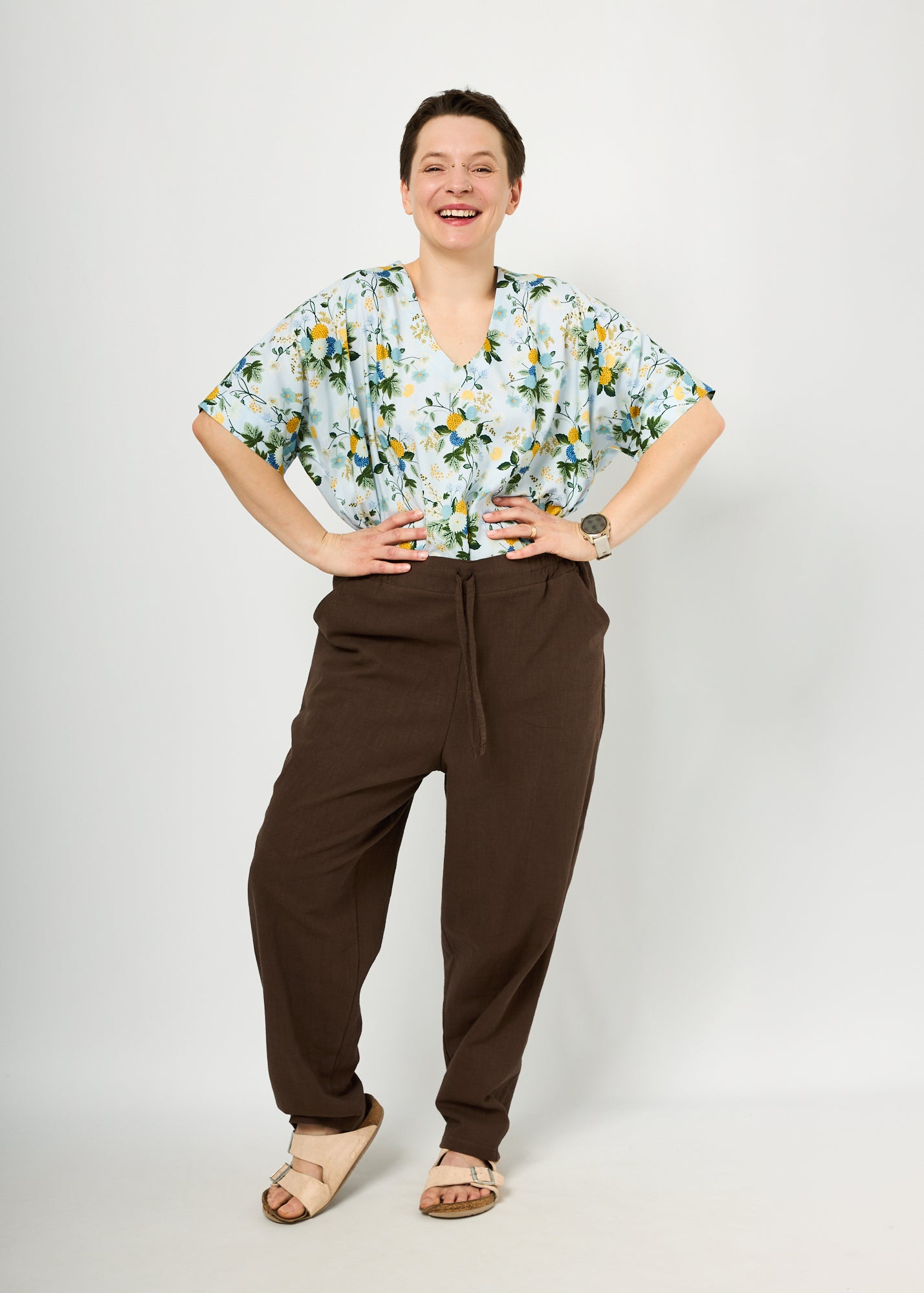 Melly trägt hier Ophelia in "Blütentanz" in Größe L und Hose Holly in Leinen braun Größe L