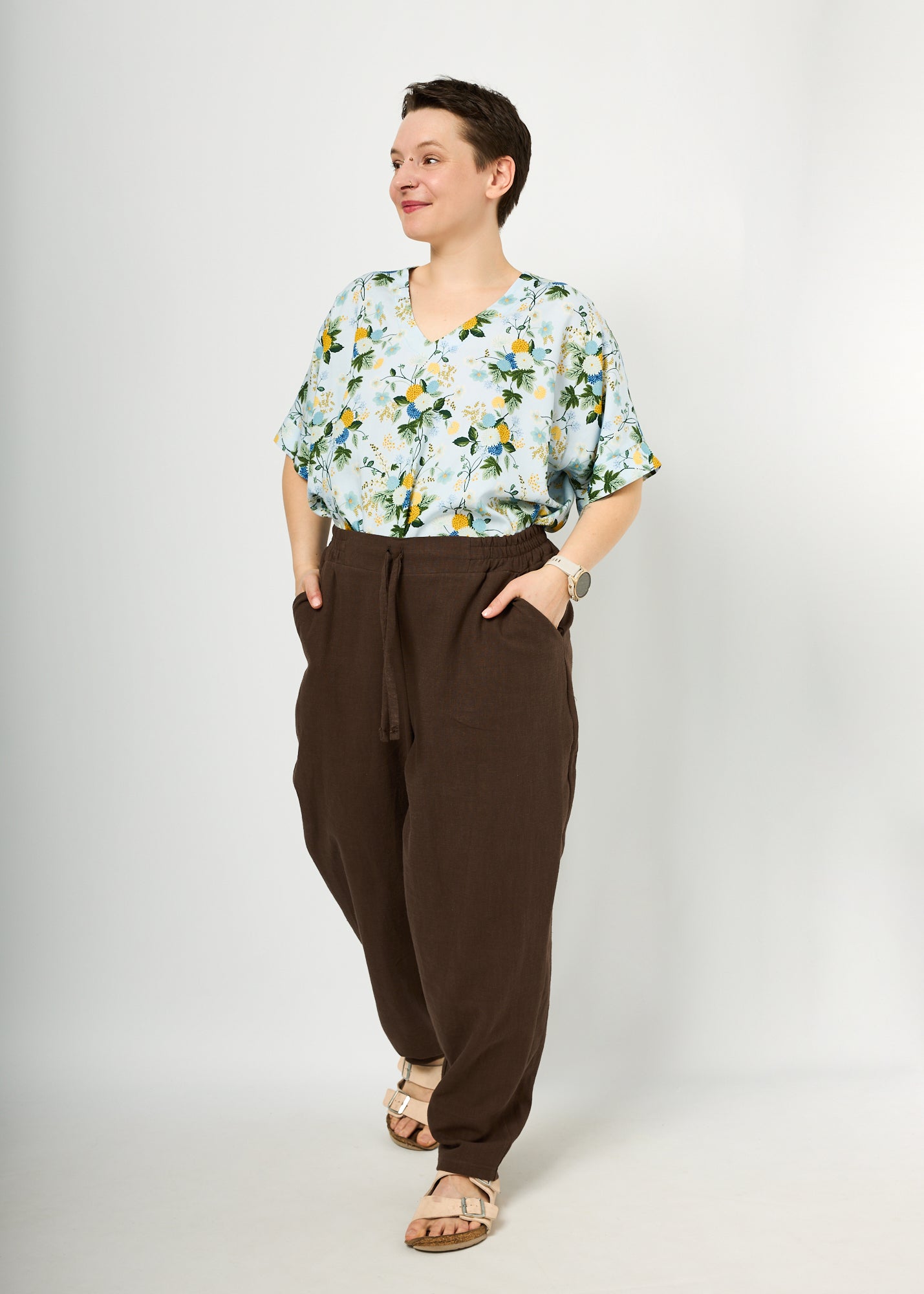 Melly trägt hier Ophelia in "Blütentanz" in Größe L und Hose Holly in Leinen braun Größe L