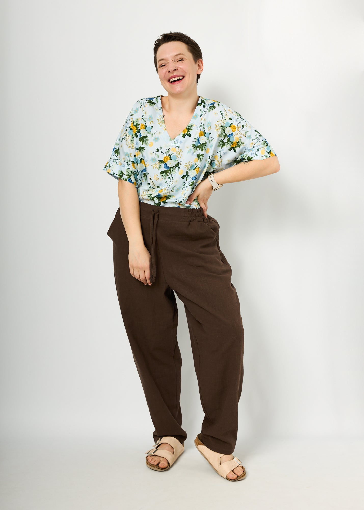 Melly trägt hier Ophelia in "Blütentanz" in Größe L und Hose Holly in Leinen braun Größe L