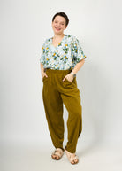 Melly trägt hier Ophelia in "Blütentanz" in Größe L und Hose Betty in Tenceltwill Khaki Größe L