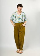Melly trägt hier Ophelia in "Blütentanz" in Größe L und Hose Betty in Tenceltwill Khaki Größe L