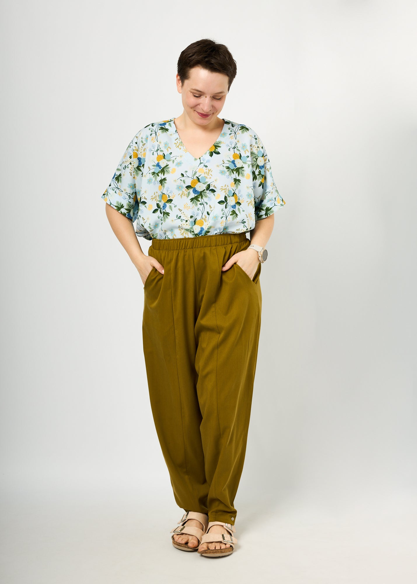 Melly trägt hier Ophelia in "Blütentanz" in Größe L und Hose Betty in Tenceltwill Khaki Größe L