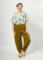 Melly trägt hier Ophelia in "Blütentanz" in Größe L und Hose Betty in Tenceltwill Khaki Größe L
