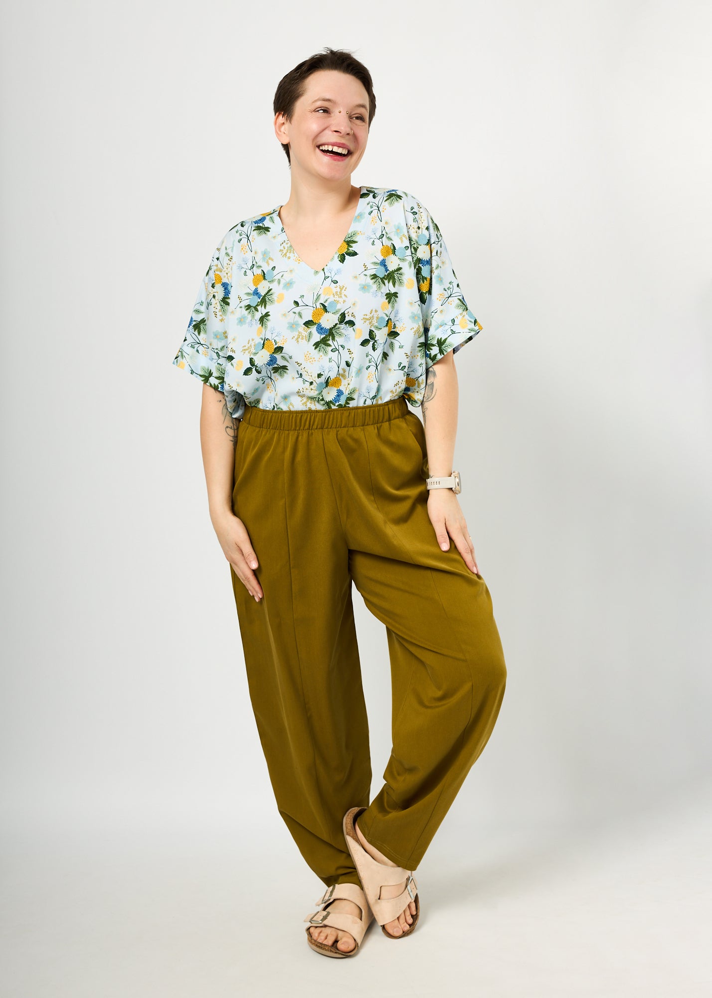 Melly trägt hier Ophelia in "Blütentanz" in Größe L und Hose Betty in Tenceltwill Khaki Größe L