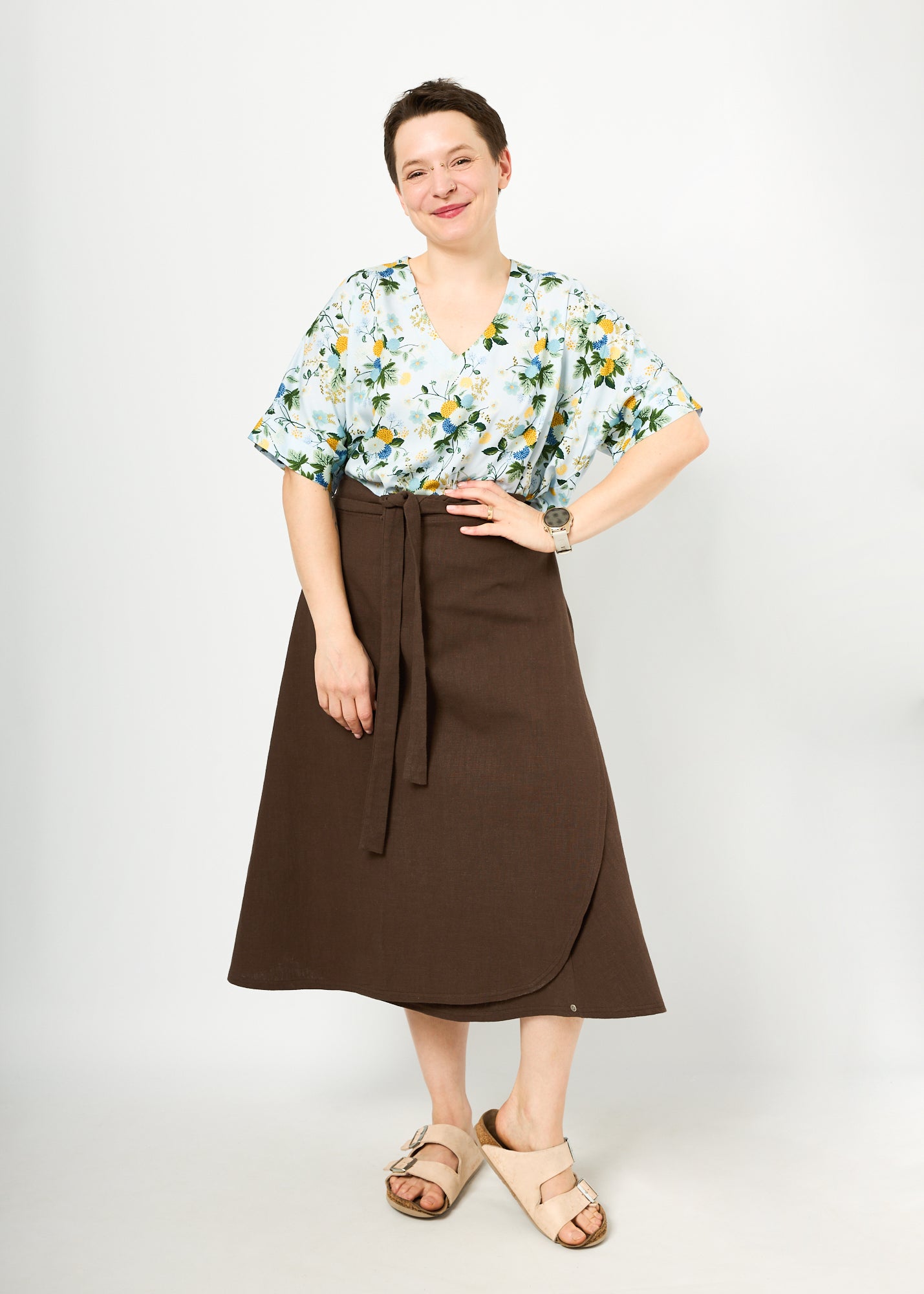 Melly trägt hier Ophelia in "Blütentanz" in Größe L und Rock Wanda in 
Leinen braun Größe M