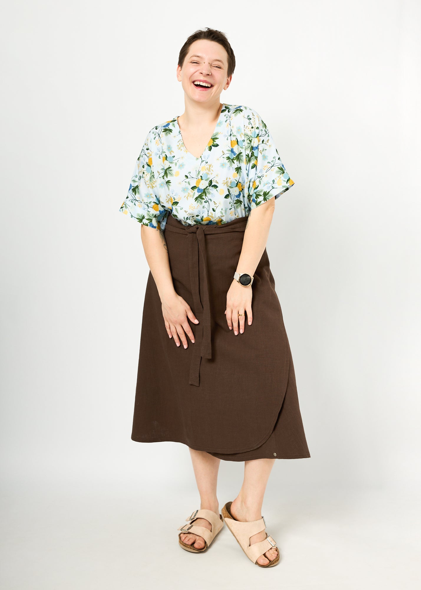 Melly trägt hier Ophelia in "Blütentanz" in Größe L und Rock Wanda in 
Leinen braun Größe M