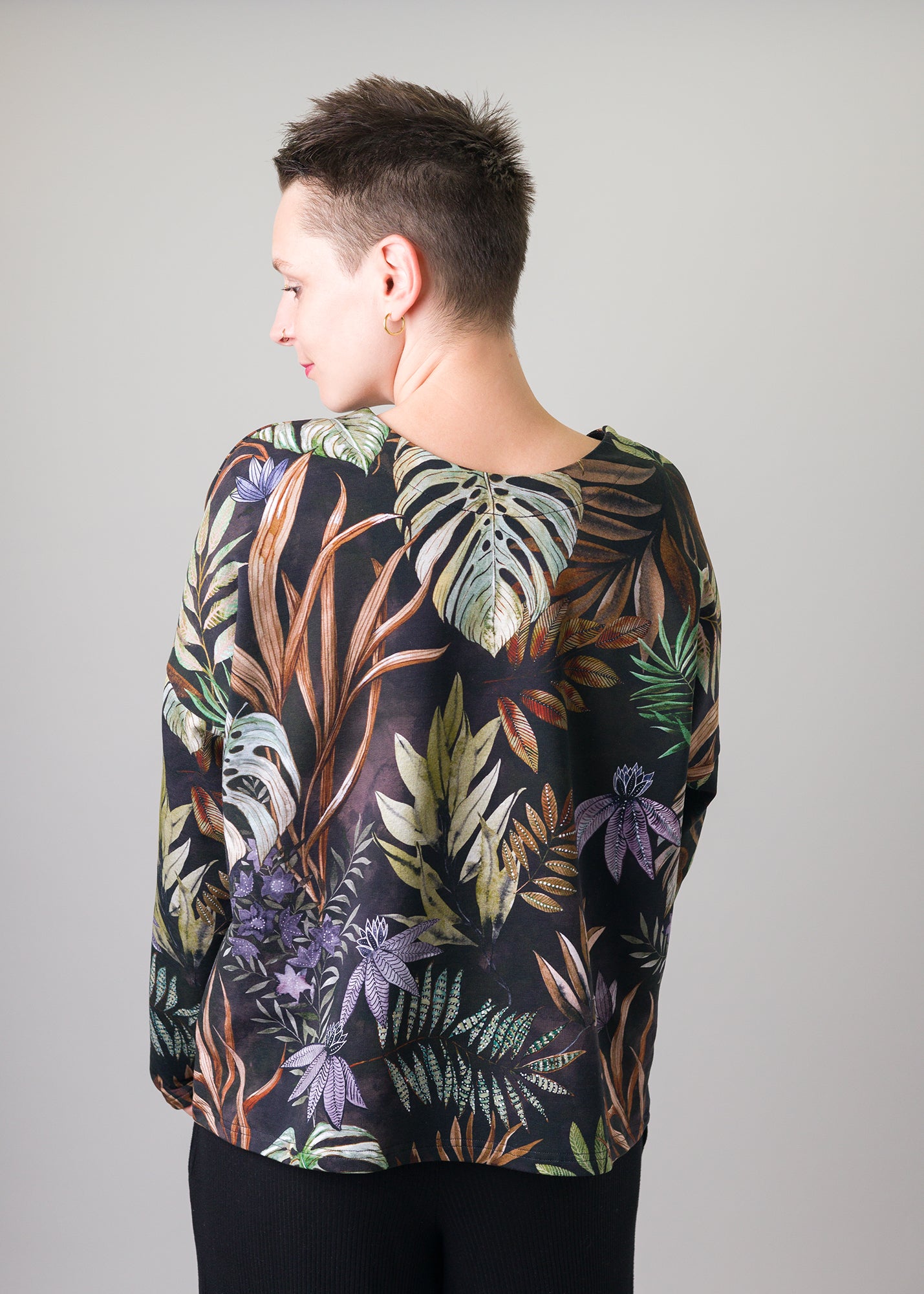 Melly trägt auf dem Foto 'Viviane' Größe S, Muster elastisch 'Plantlover'