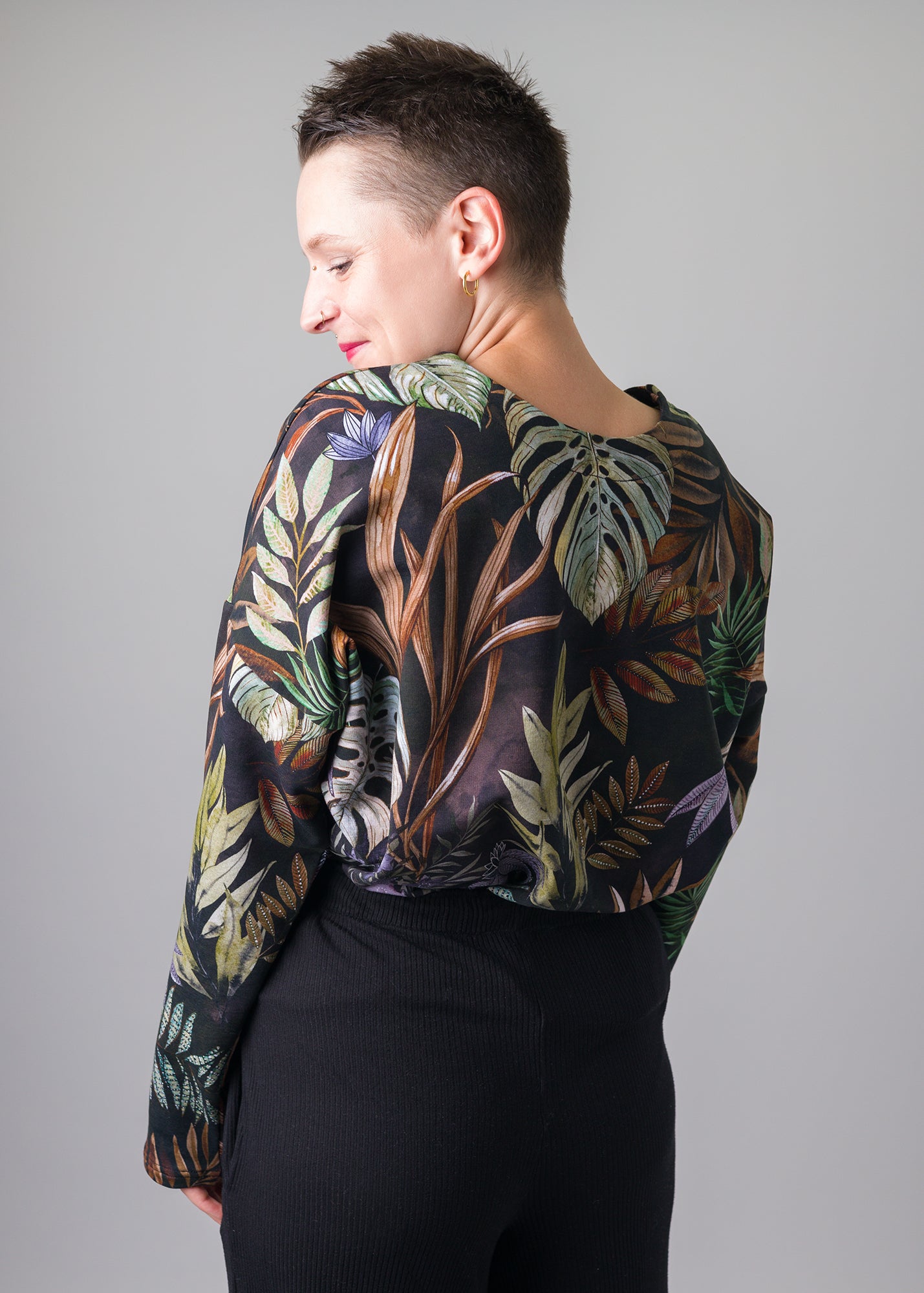 Melly trägt auf dem Foto 'Viviane' Größe S, Muster elastisch 'Plantlover'