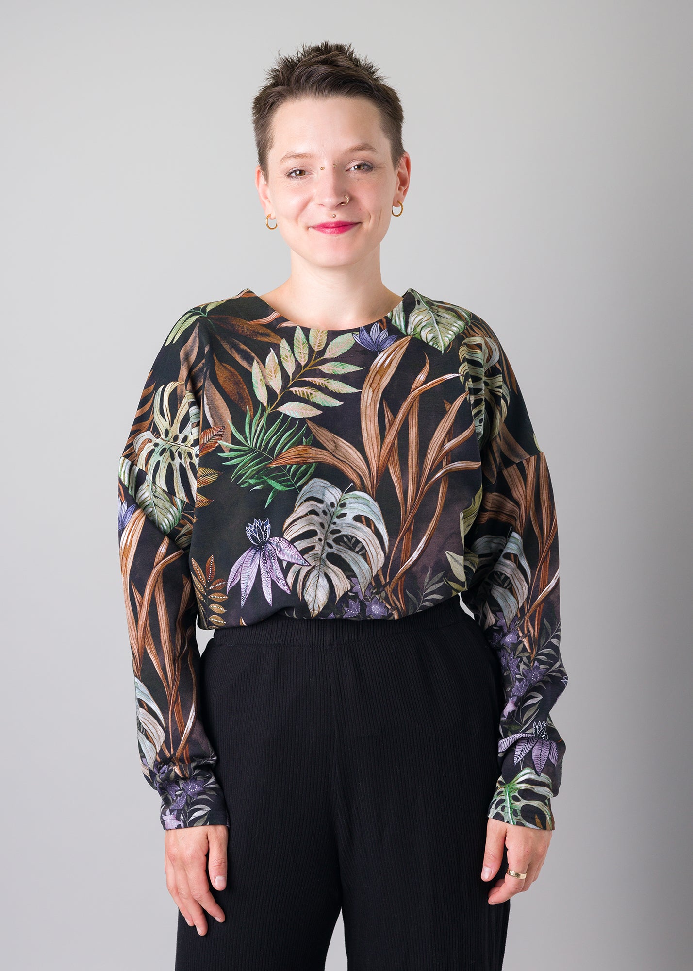 Melly trägt auf dem Foto 'Viviane' Größe S, Muster elastisch 'Plantlover'