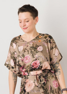 Melly trägt auf dem Foto Größe S, EcoVeroSatin