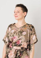 Melly trägt auf dem Foto Größe S, EcoVeroSatin