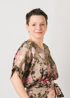 Melly trägt auf dem Foto Größe S, EcoVeroSatin