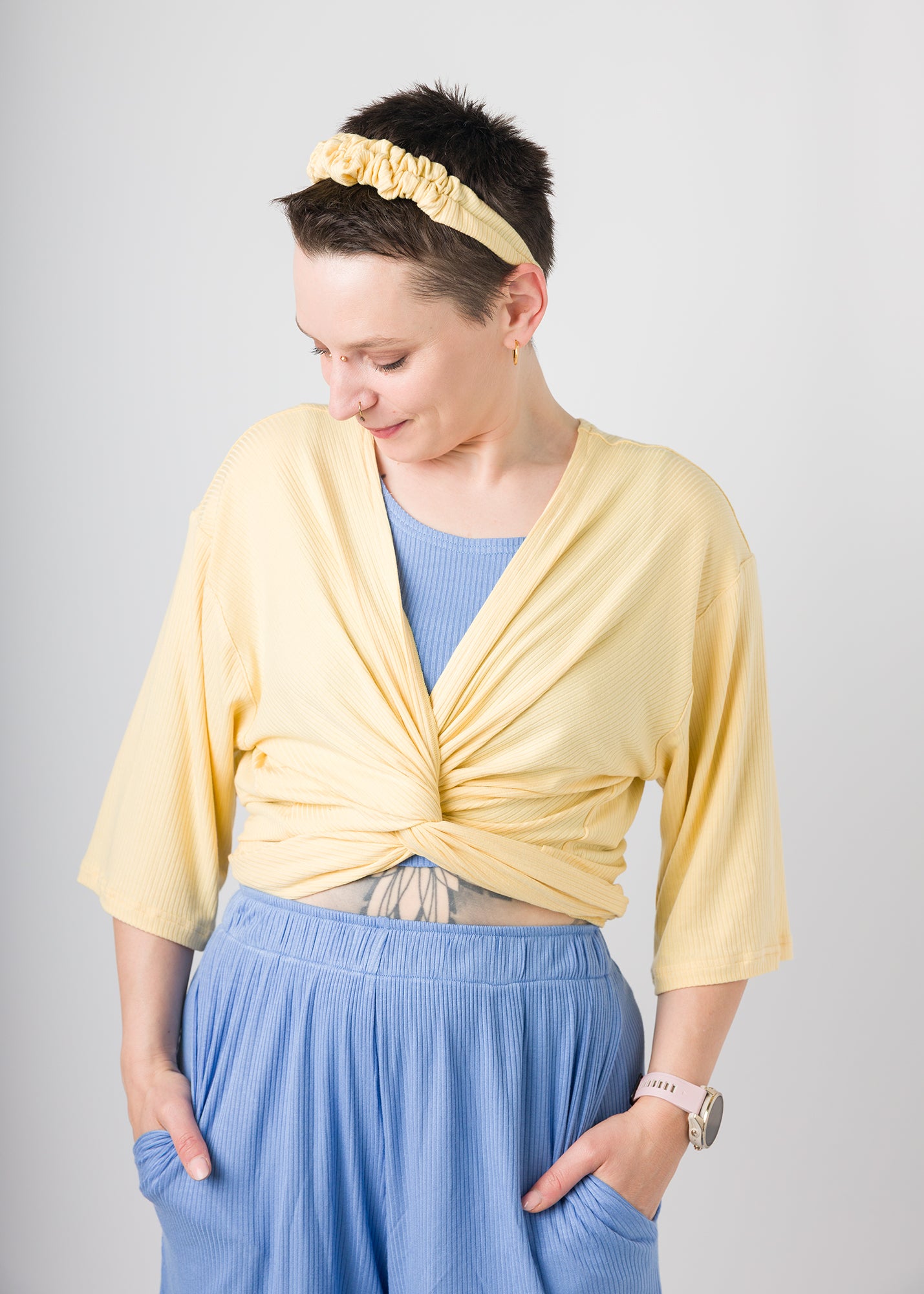 Melly trägt auf dem Foto 'Winja' Größe 1, Rippjersey 'butteryellow'