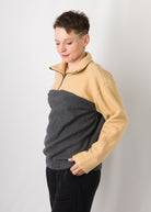 Melly trägt auf dem Foto 'Paul' Größe S, Fleece Ocker/Dunkelgrau