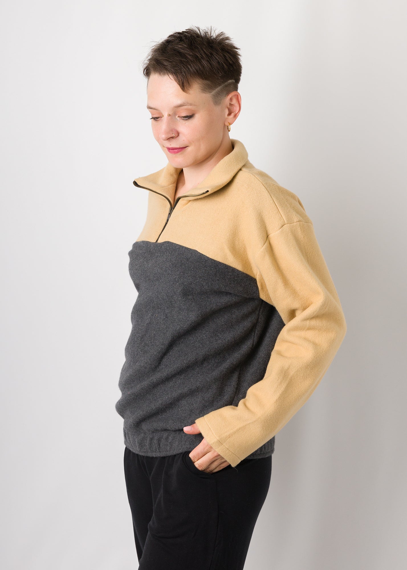 Melly trägt auf dem Foto 'Paul' Größe S, Fleece Ocker/Dunkelgrau