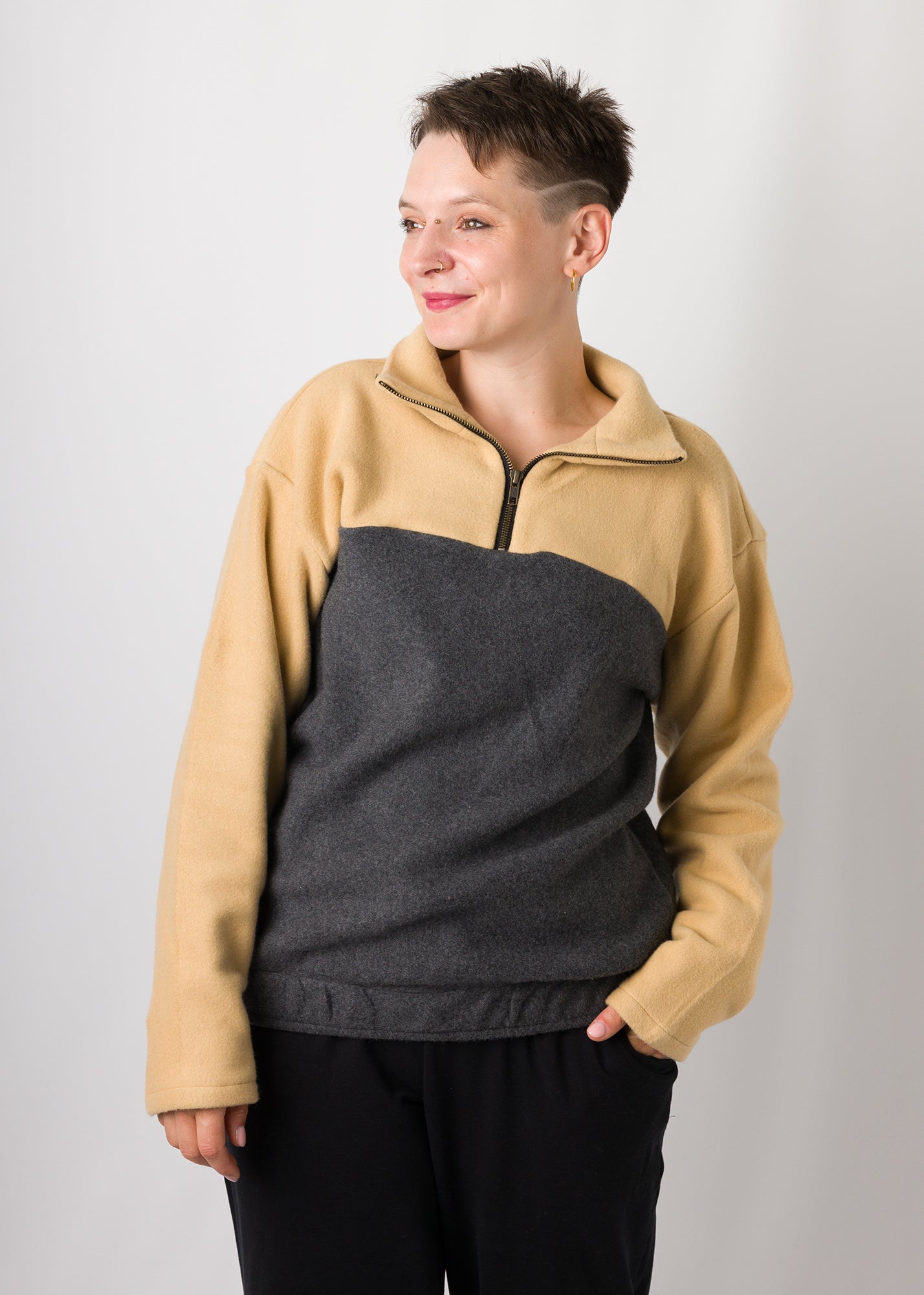 Melly trägt auf dem Foto 'Paul' Größe S, Fleece Ocker/Dunkelgrau