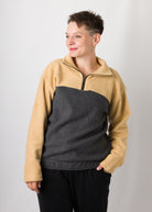 Melly trägt auf dem Foto 'Paul' Größe S, Fleece Ocker/Dunkelgrau