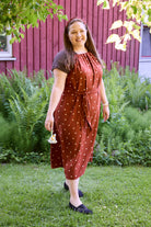 Dunja trägt hier das Kleid in Größe 3XL und das Basicshirt Bina Rippjersey braun in Größe XL