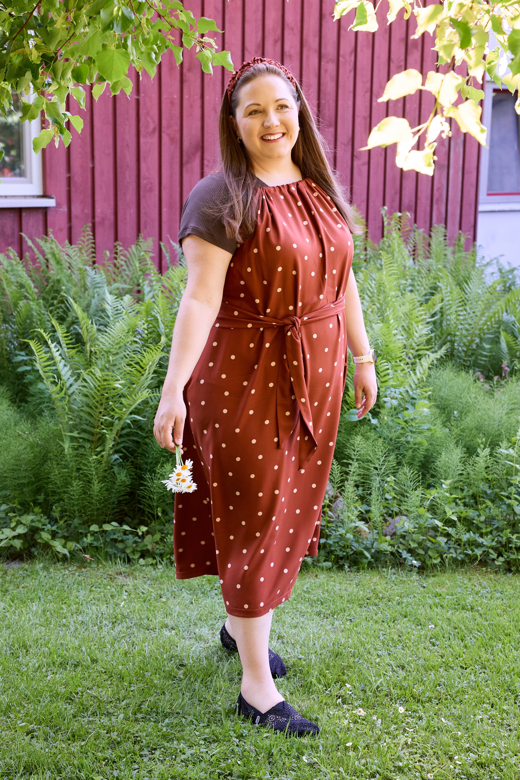 Dunja trägt hier das Kleid in Größe 3XL und das Basicshirt Bina Rippjersey braun in Größe XL