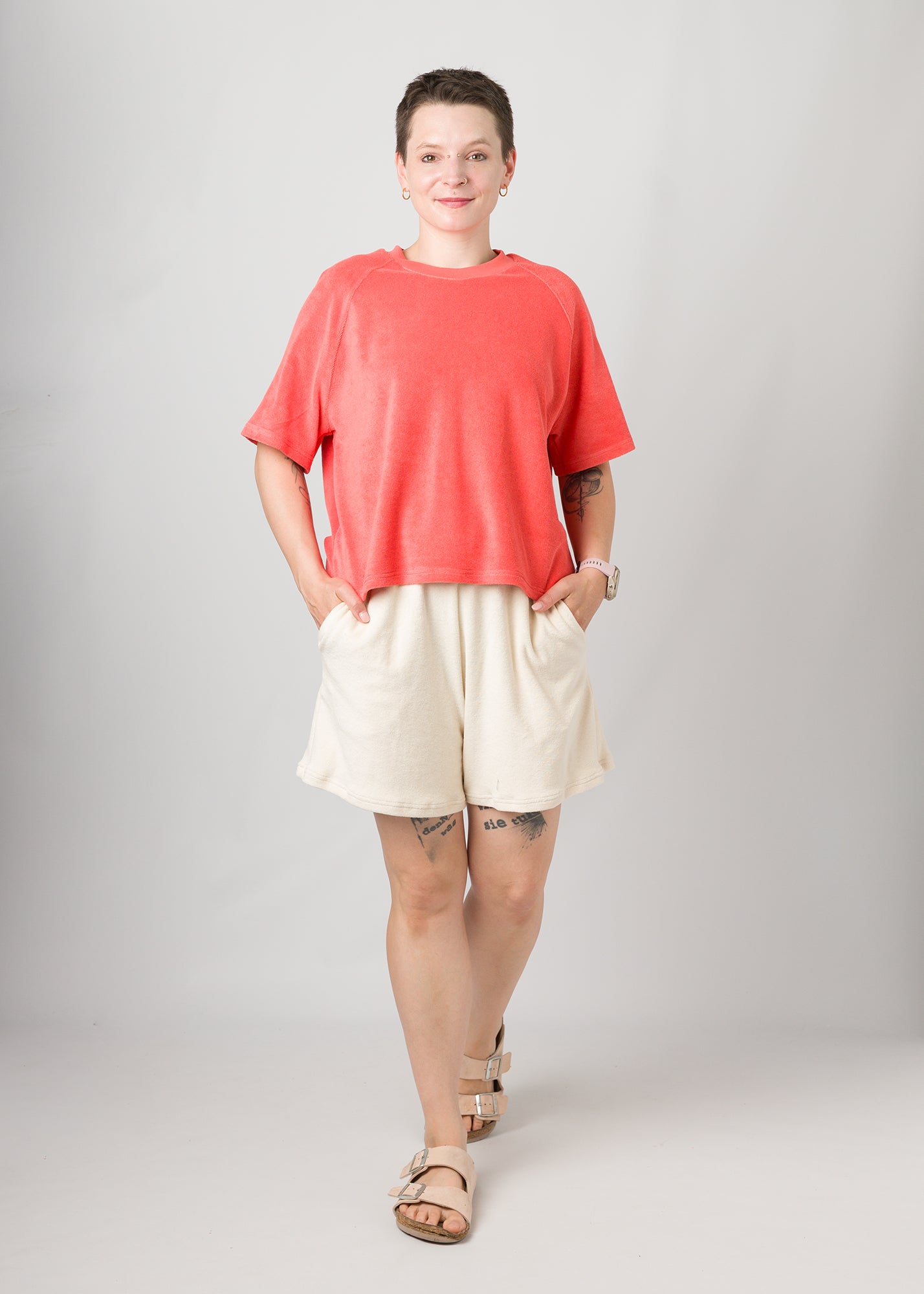 Melly trägt auf dem Foto 'Regina' Größe S, Frottee und 'Kira' Größe S, Frottee