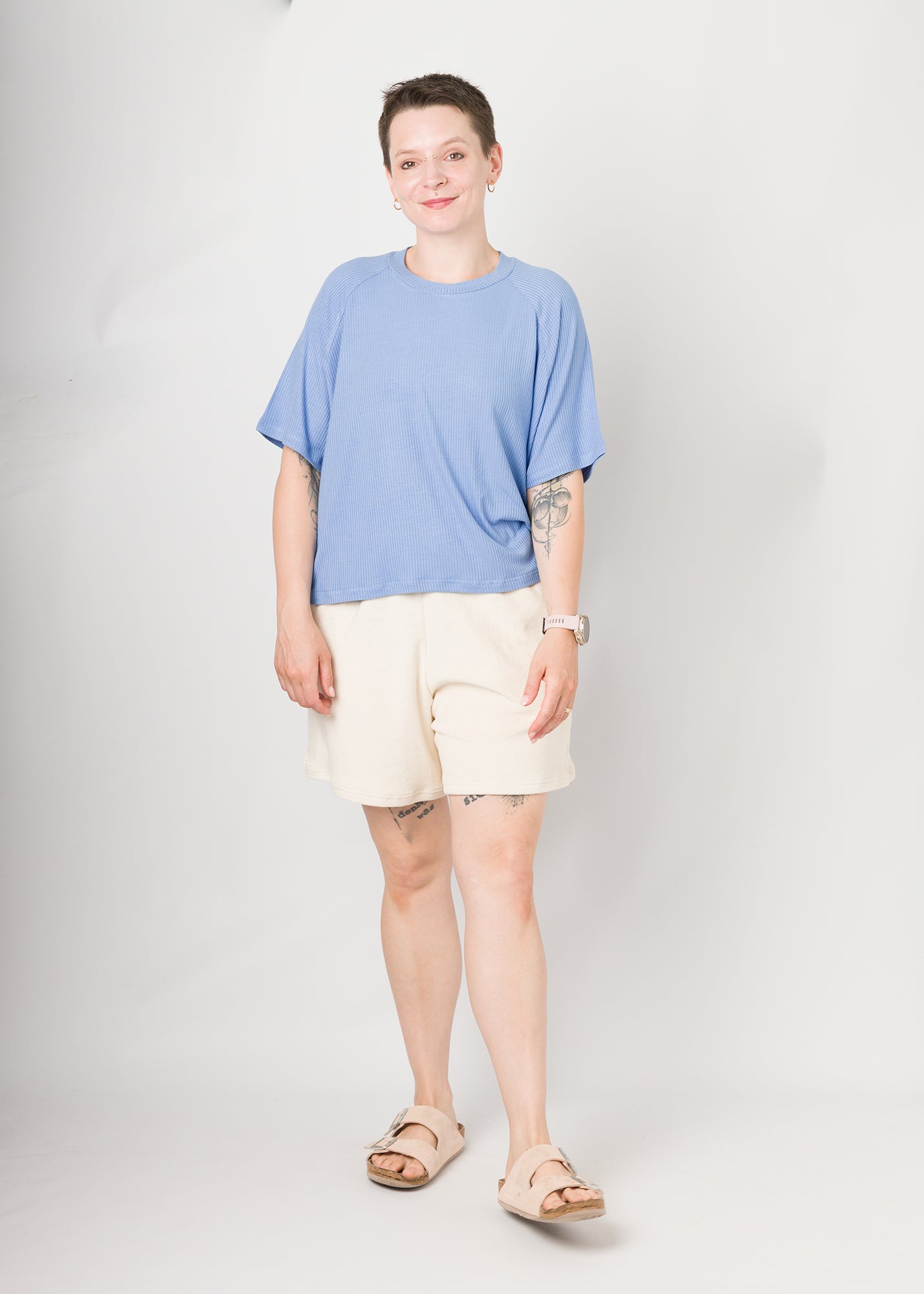 Melly trägt auf dem Foto 'Regina' Größe S, Rippjersey und 'Kira' Größe S, Frottee