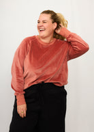 Nina trägt auf dem Foto 'Regina' Größe 3XL, Velvet rosé