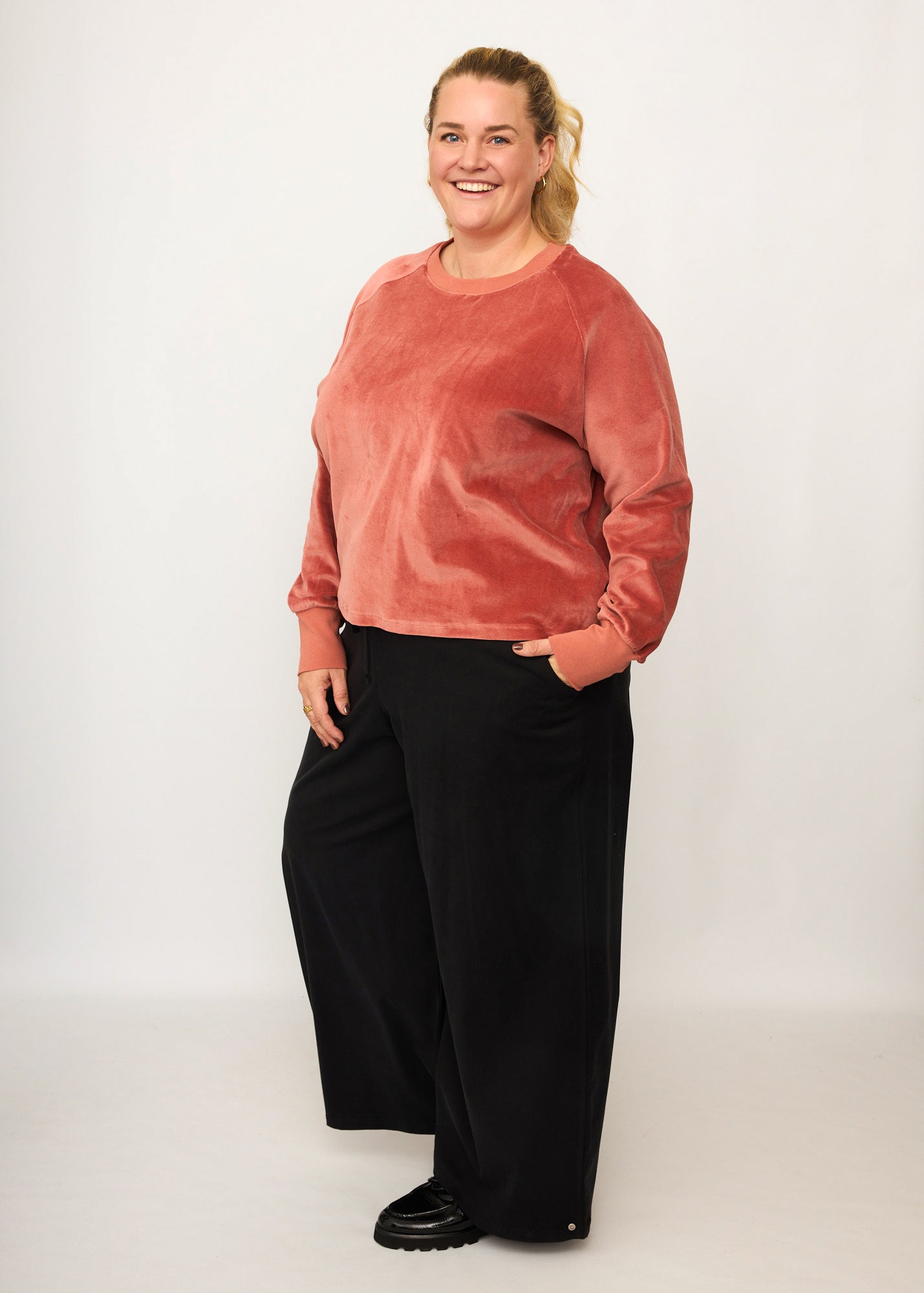 Nina trägt auf dem Foto 'Holly' weites Bein Größe 4XL, Tenceltwill schwarz und 'Regina' Größe 3XL, Velvet rosé