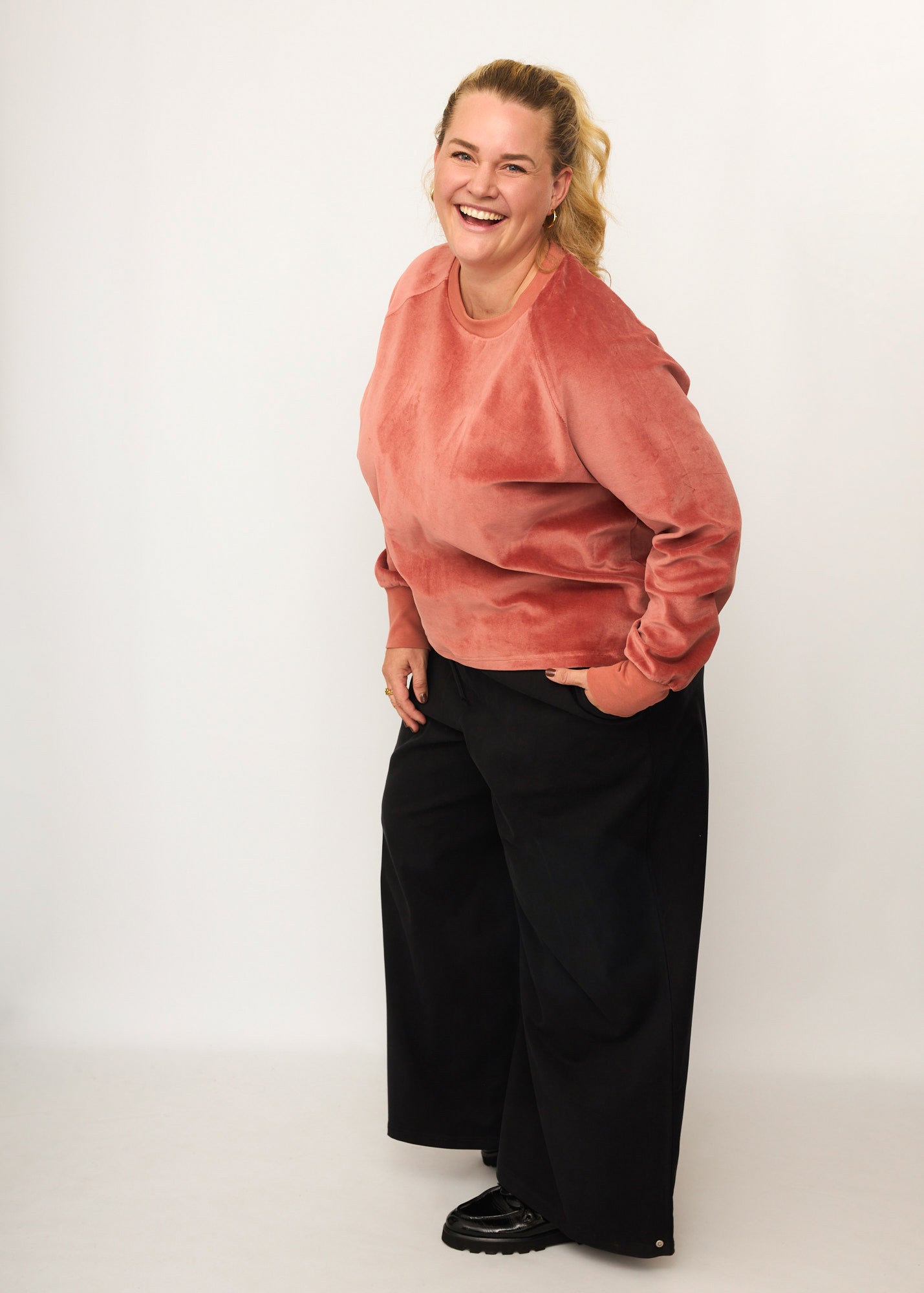 Nina trägt auf dem Foto 'Holly' weites Bein Größe 4XL, Tenceltwill schwarz und 'Regina' Größe 3XL, Velvet rosé