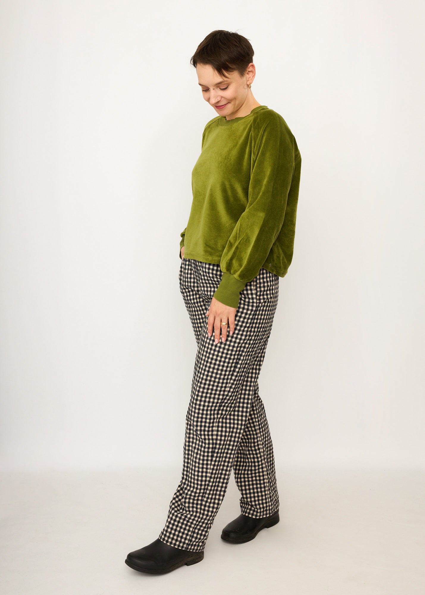 Melly trägt auf dem Foto 'Sally' mit Taschen Größe L, Seersucker schwarz-creme und 'Regina' Größe S, Velvet moosgrün