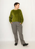 Melly trägt auf dem Foto 'Sally' mit Taschen Größe L, Seersucker schwarz-creme und 'Regina' Größe S, Velvet moosgrün