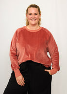 Nina trägt auf dem Foto 'Regina' Größe 3XL, Velvet rosé