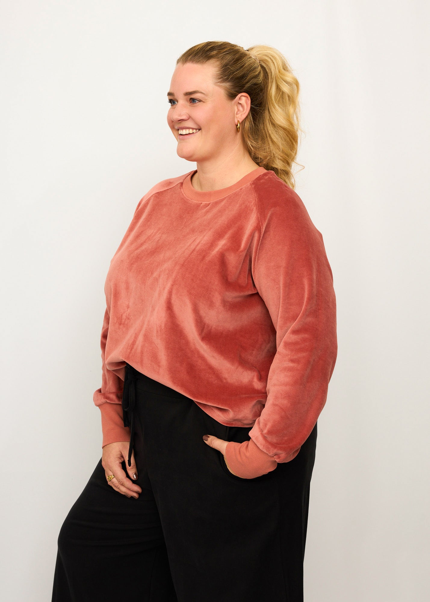 Nina trägt auf dem Foto 'Regina' Größe 3XL, Velvet rosé