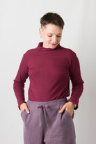 Melly trägt auf dem Foto Größe S, Rippjersey burgund