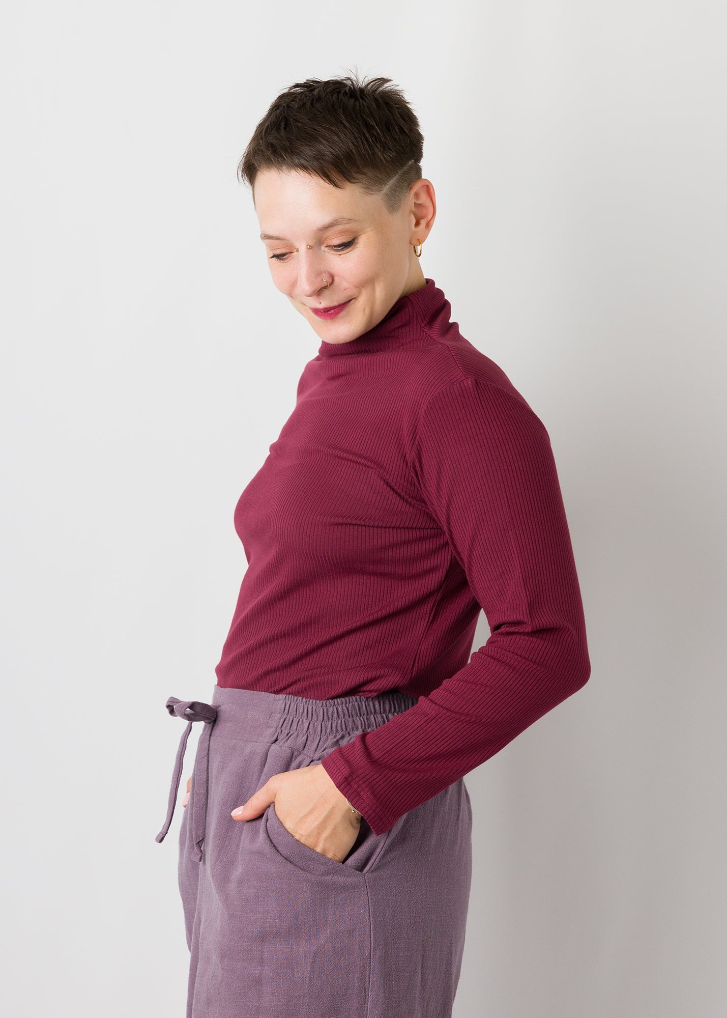 Melly trägt auf dem Foto Größe S, Rippjersey burgund