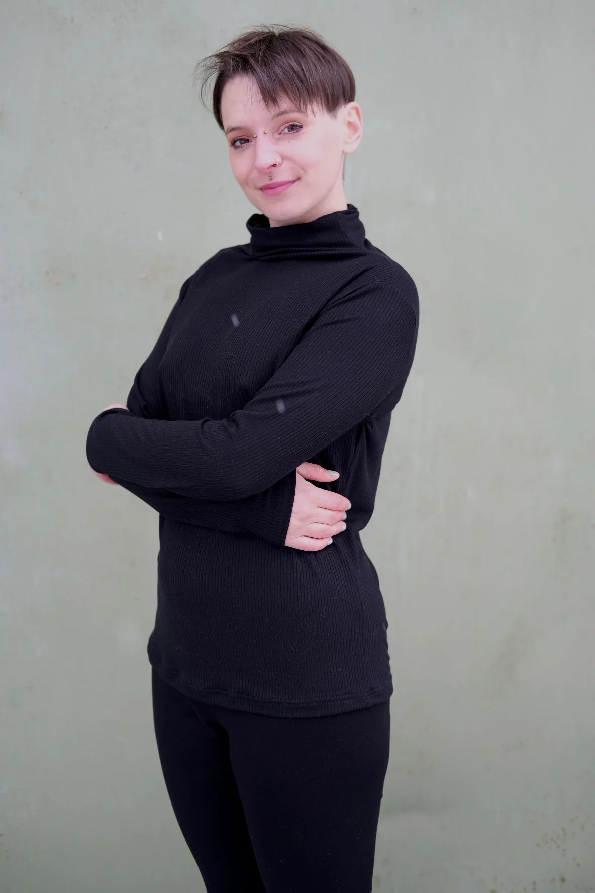 Melly trägt auf dem Foto Größe S, Tencelsweat schwarz