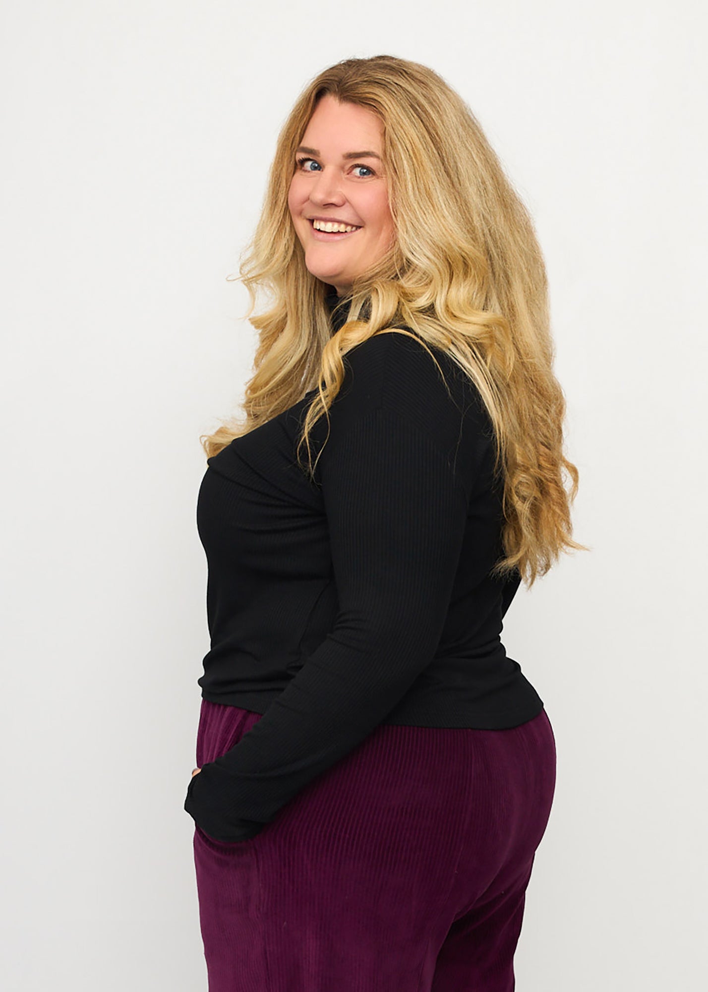 Nina trägt auf dem Foto 'Rosalie' Größe XXXL, Rippjersey schwarz