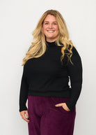 Nina trägt auf dem Foto 'Rosalie' Größe XXXL, Rippjersey schwarz
