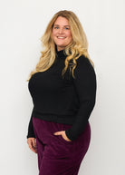 Nina trägt auf dem Foto 'Rosalie' Größe XXXL, Rippjersey schwarz