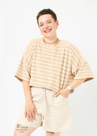  Melly trägt das Shirt Sammy in Größe M und die kurze Hose Holly in Leinen natur Größe M.
