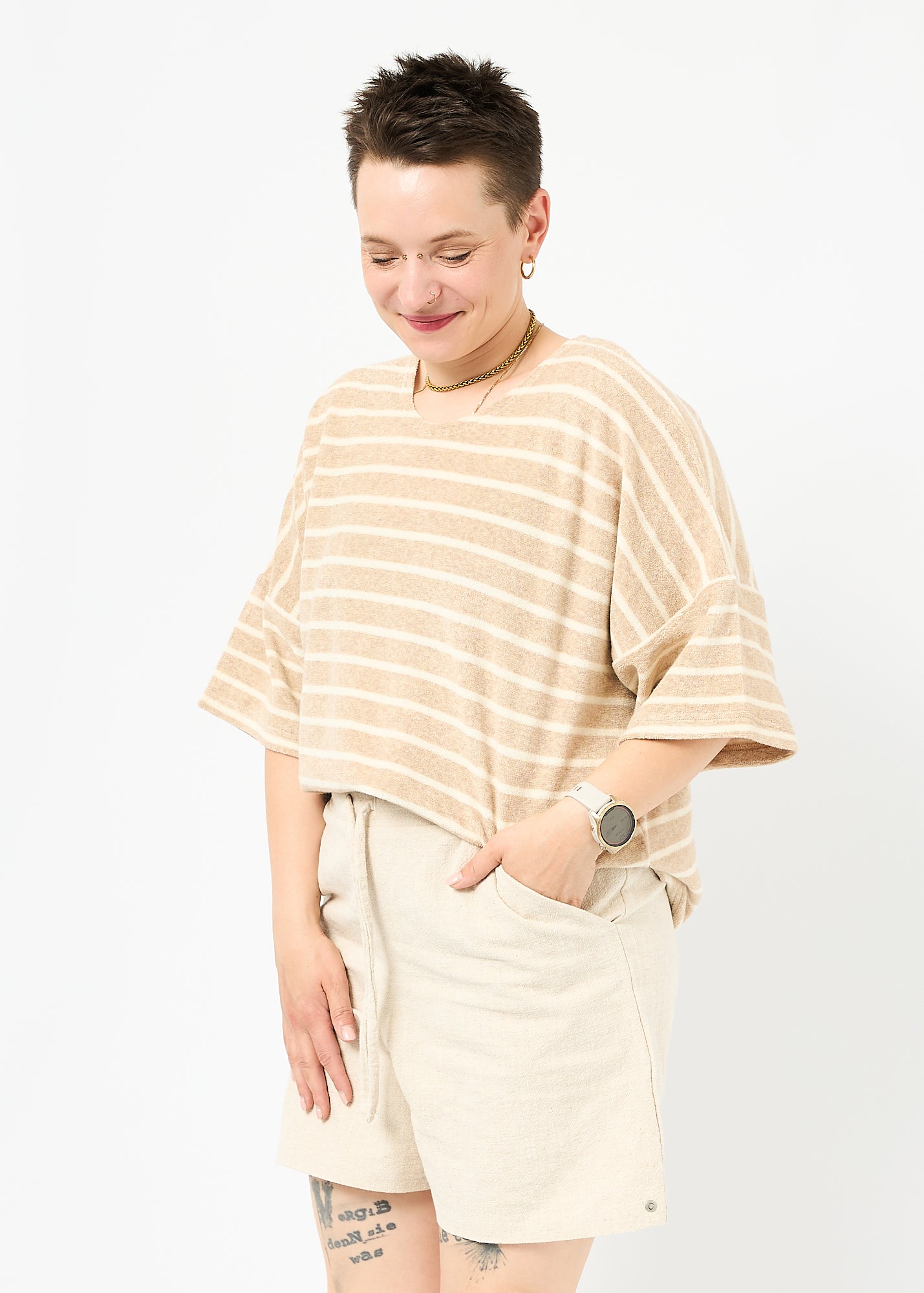 Melly trägt das Shirt Sammy in Größe M und die kurze Hose Holly in Leinen natur Größe M.