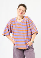 Melly trägt das Shirt Sammy in Größe M und die Bermuda Shorts Leinen pflaume Größe M.