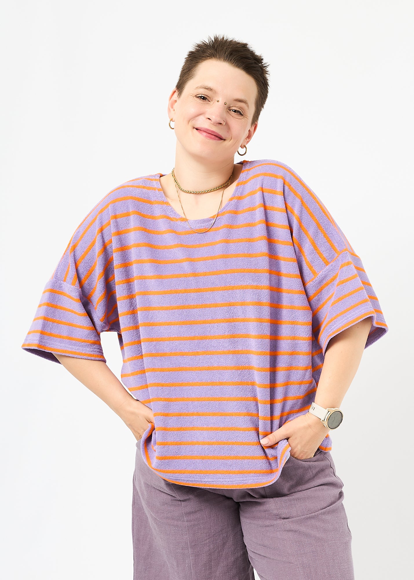 Melly trägt das Shirt Sammy in Größe M und die Bermuda Shorts Leinen pflaume Größe M.