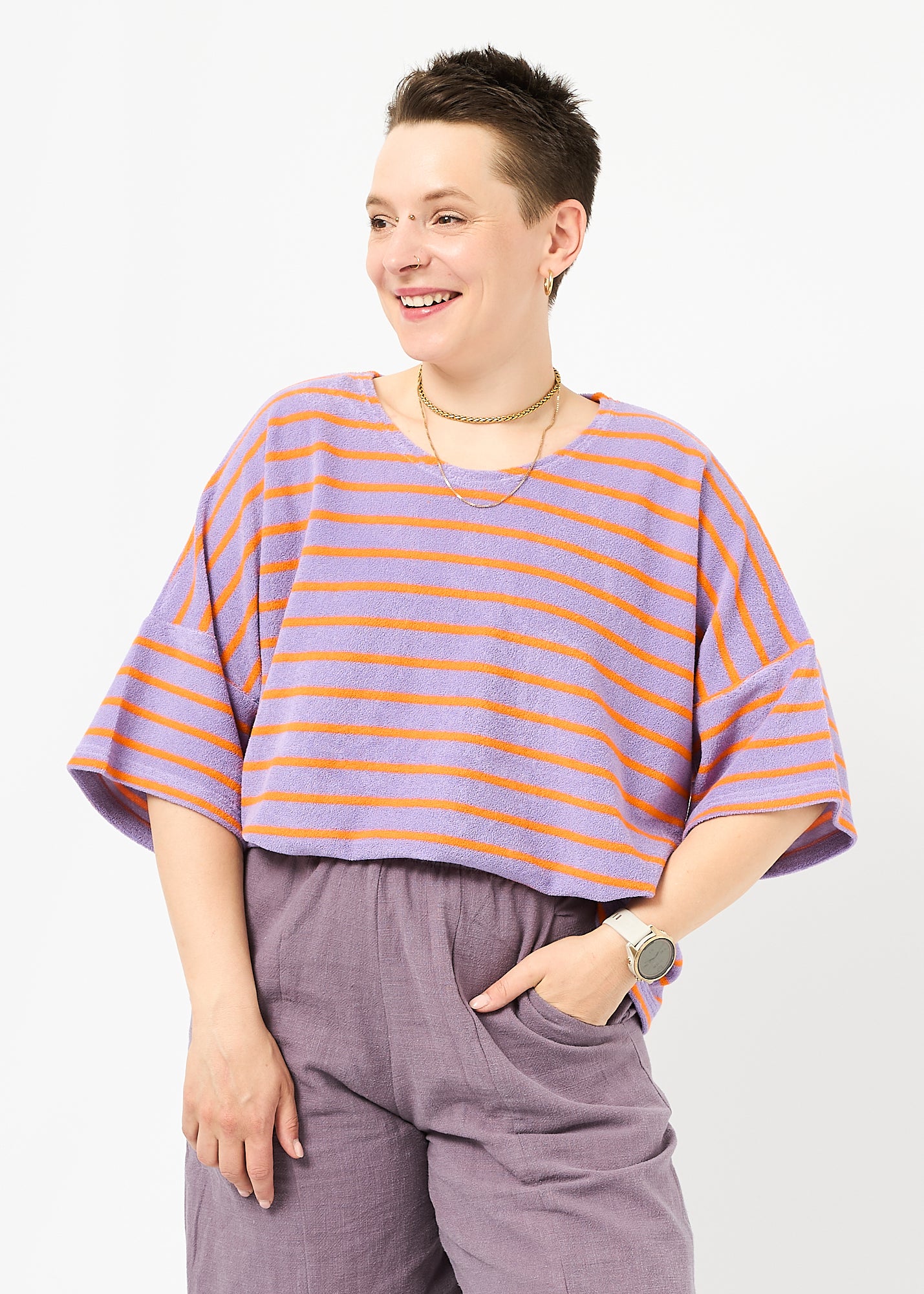 Melly trägt das Shirt Sammy in Größe M und die Bermuda Shorts Leinen pflaume Größe M.