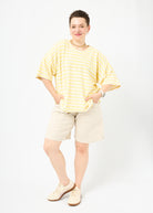 Melly trägt das Shirt Sammy in Größe M und die Bermuda Shorts Leinen natur Größe M.