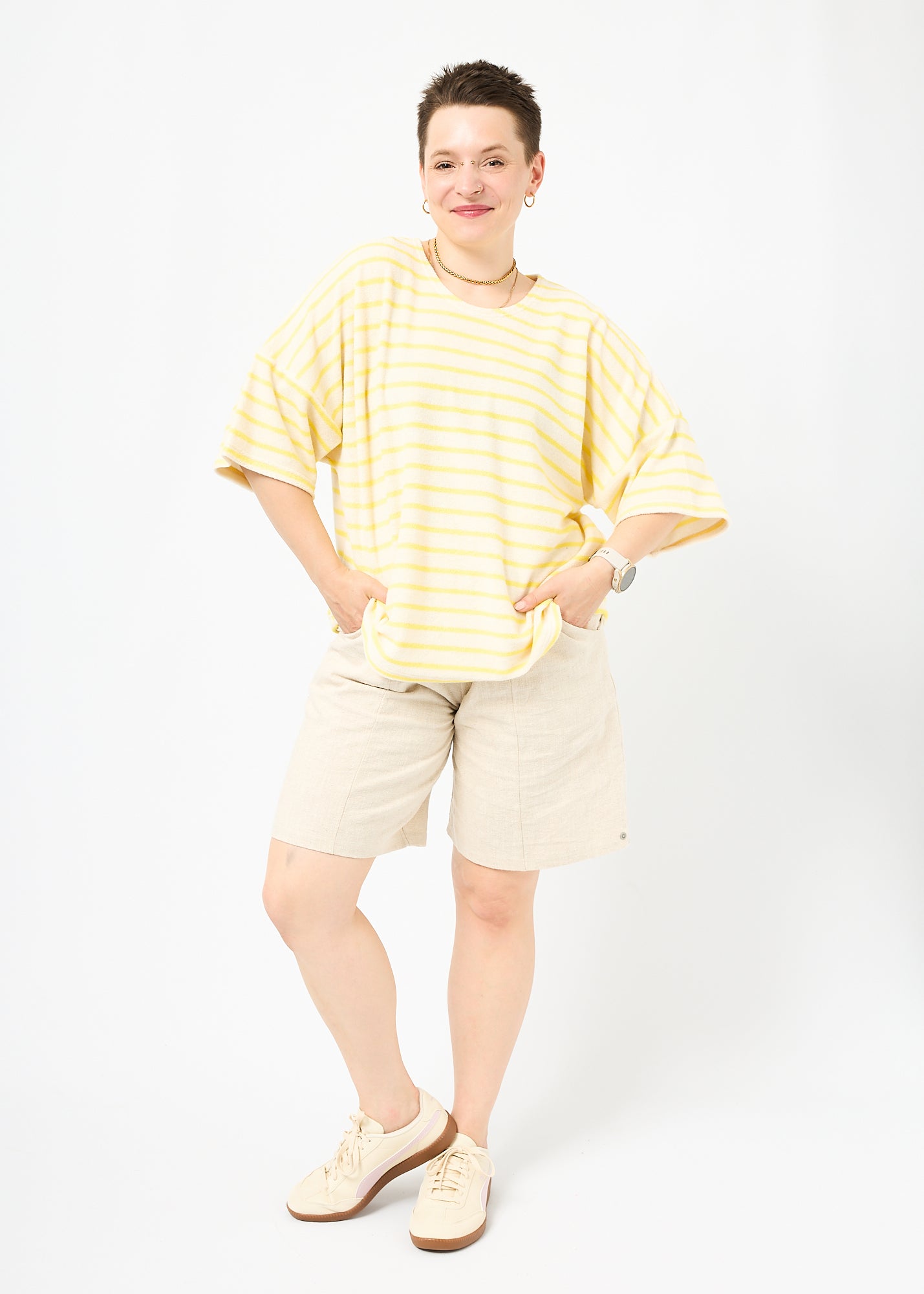 Melly trägt das Shirt Sammy in Größe M und die Bermuda Shorts Leinen natur Größe M.